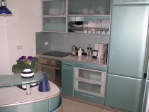 Кухня, изработена от МДФ с полиуретанова боя перла металик в два цвята, плотът е термо и водоустойчив.
